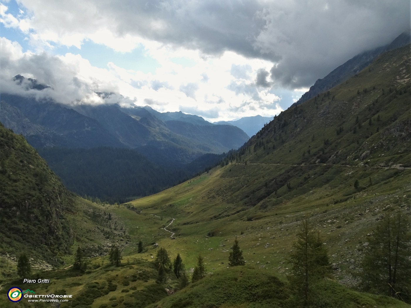 91 Dal Rif. Longo la Valle del Monte Sasso con la stradetta gippabile da scendere.JPG